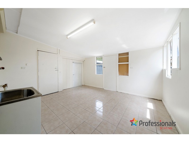 17 Ford Avenue, Sunshine North VIC 3020