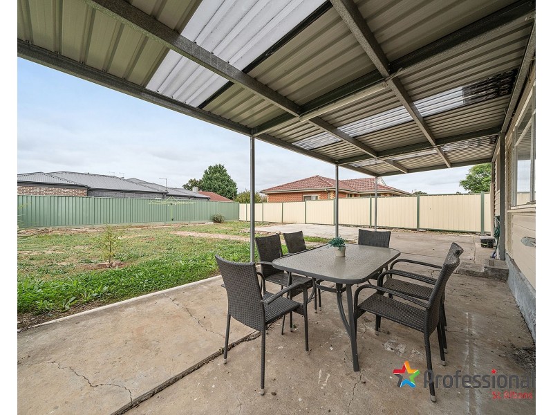 303 Main Road, St Albans VIC 3021