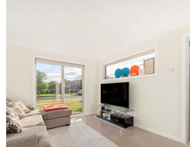 1/10 Miles Street, Deer Park VIC 3023