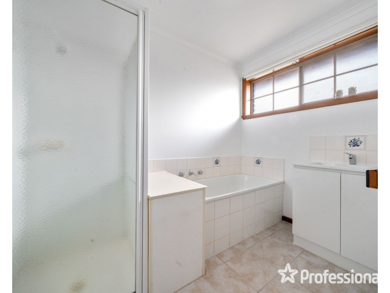 10 Rosslare Parade, St Albans VIC 3021