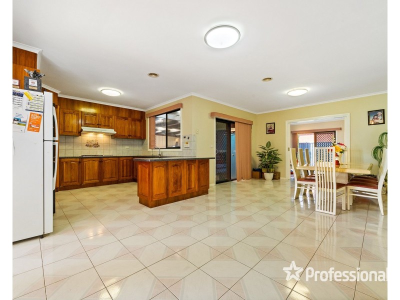 14 Paringa Drive, St Albans VIC 3021