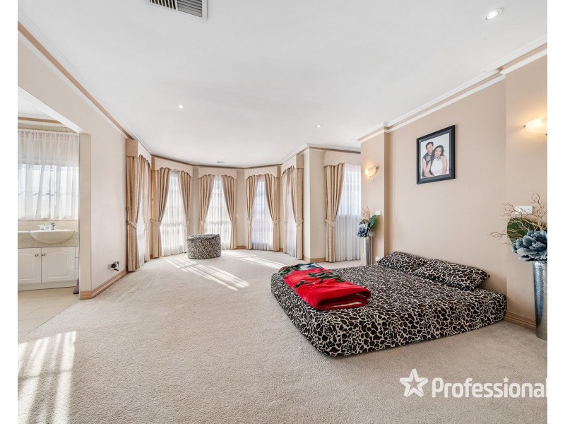 12 Tudor Rose Crescent, Sydenham VIC 3037