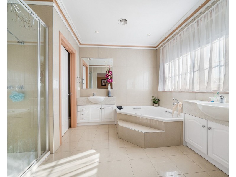 12 Tudor Rose Crescent, Sydenham VIC 3037