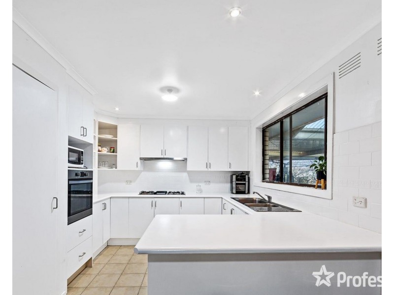 8 Newark Court, Albanvale VIC 3021