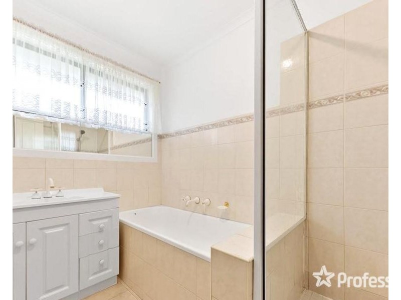 8 Newark Court, Albanvale VIC 3021