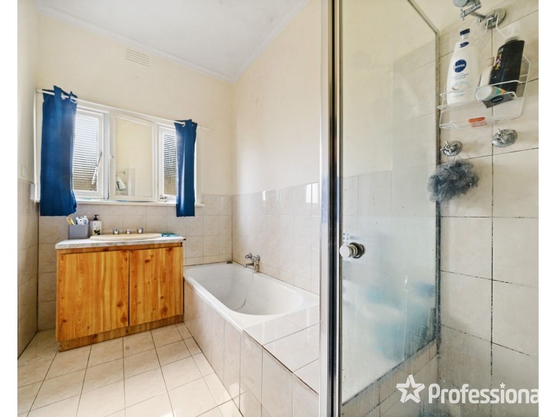 15 Lester Avenue, St Albans VIC 3021