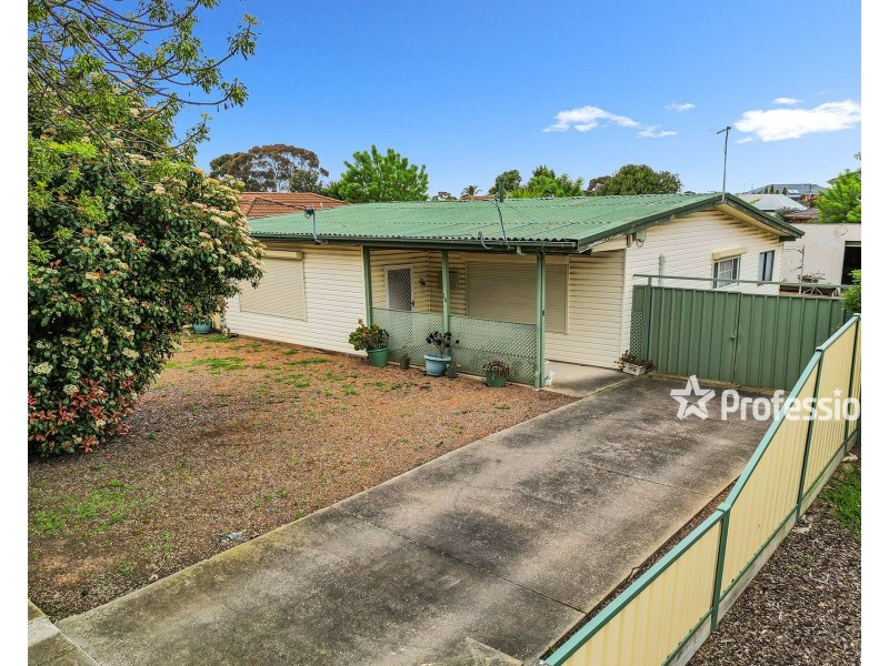 10 Errington Road, St Albans VIC 3021