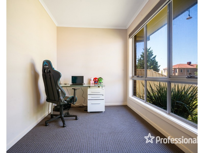 33 The Avenue, Caroline Springs VIC 3023
