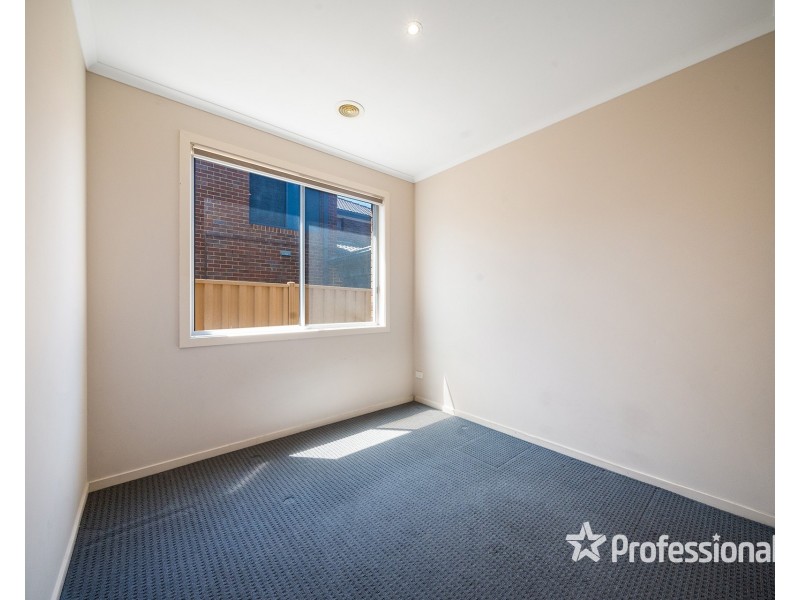 33 The Avenue, Caroline Springs VIC 3023