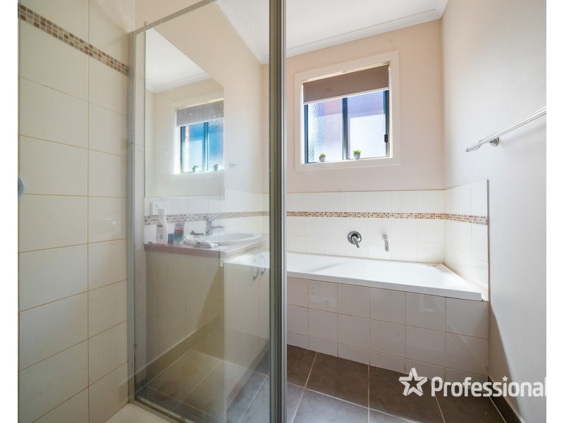 33 The Avenue, Caroline Springs VIC 3023