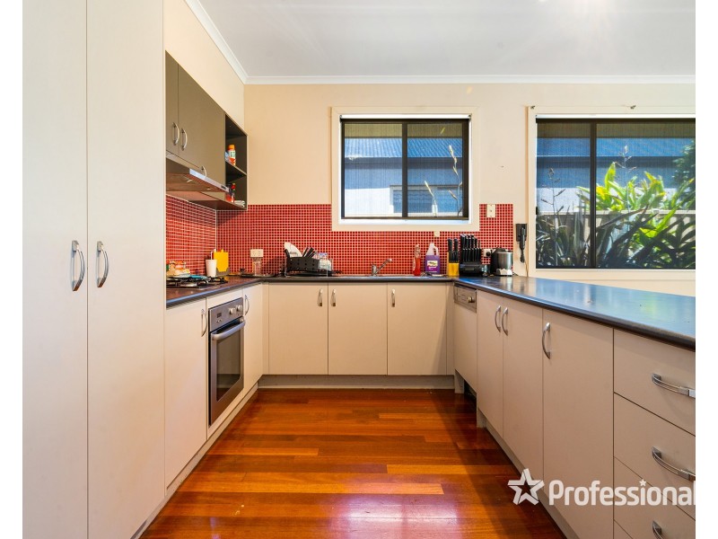 33 The Avenue, Caroline Springs VIC 3023