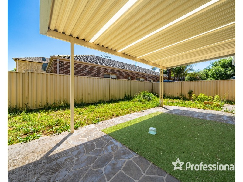 33 The Avenue, Caroline Springs VIC 3023