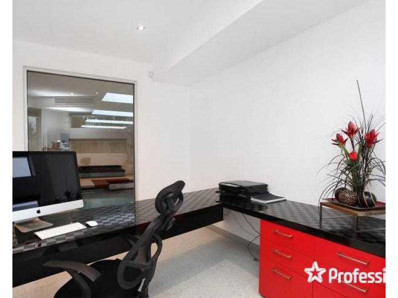 25 Glenmaggie Chase, Caroline Springs VIC 3023