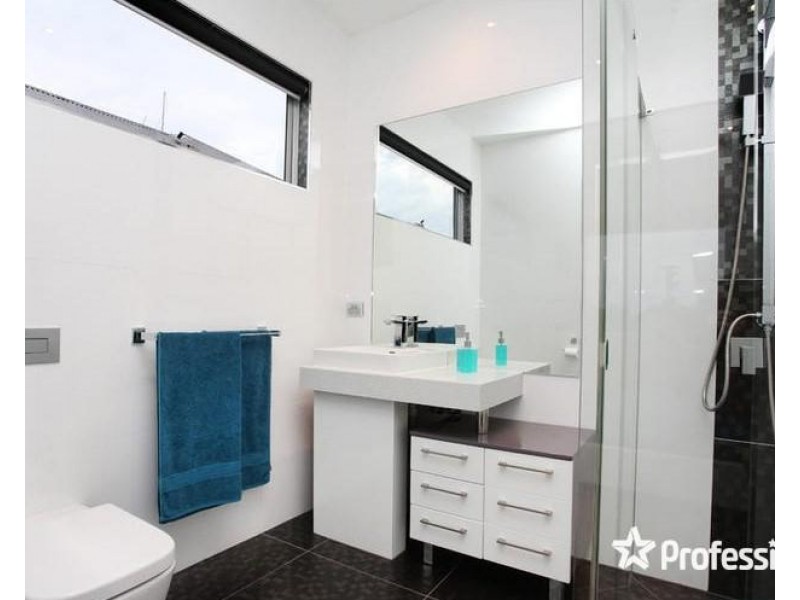 25 Glenmaggie Chase, Caroline Springs VIC 3023