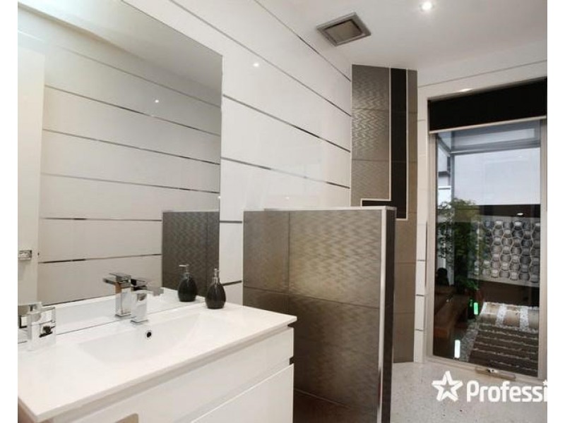 25 Glenmaggie Chase, Caroline Springs VIC 3023