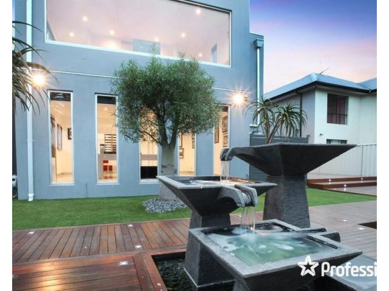 25 Glenmaggie Chase, Caroline Springs VIC 3023