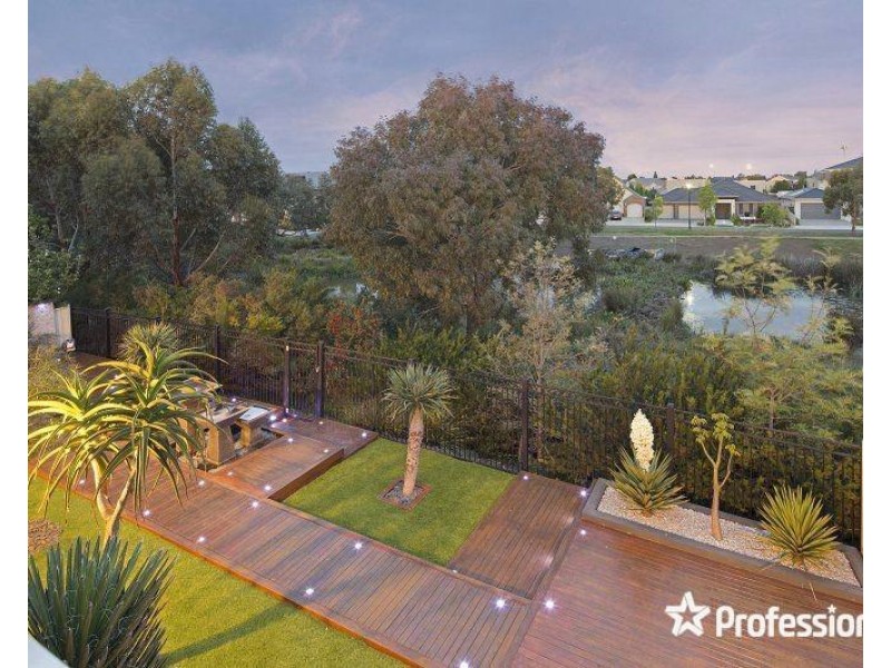 25 Glenmaggie Chase, Caroline Springs VIC 3023