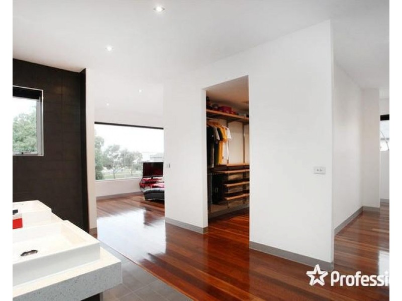 25 Glenmaggie Chase, Caroline Springs VIC 3023