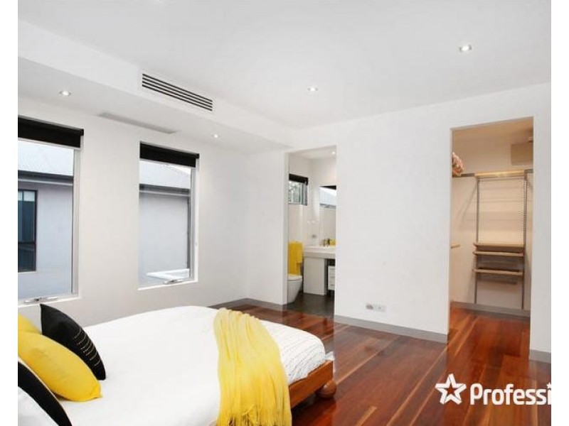 25 Glenmaggie Chase, Caroline Springs VIC 3023