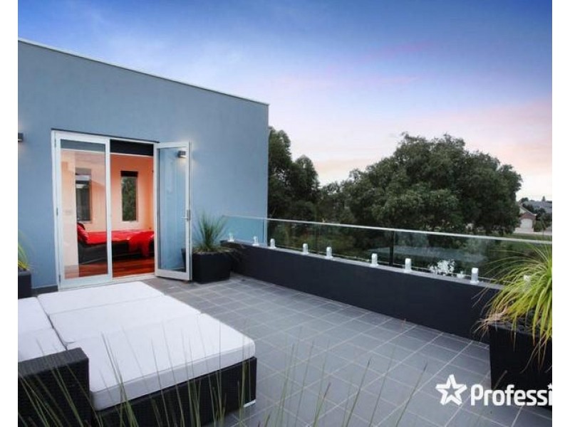 25 Glenmaggie Chase, Caroline Springs VIC 3023