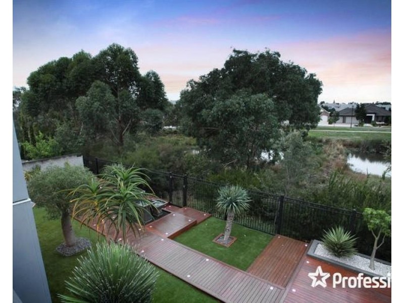 25 Glenmaggie Chase, Caroline Springs VIC 3023