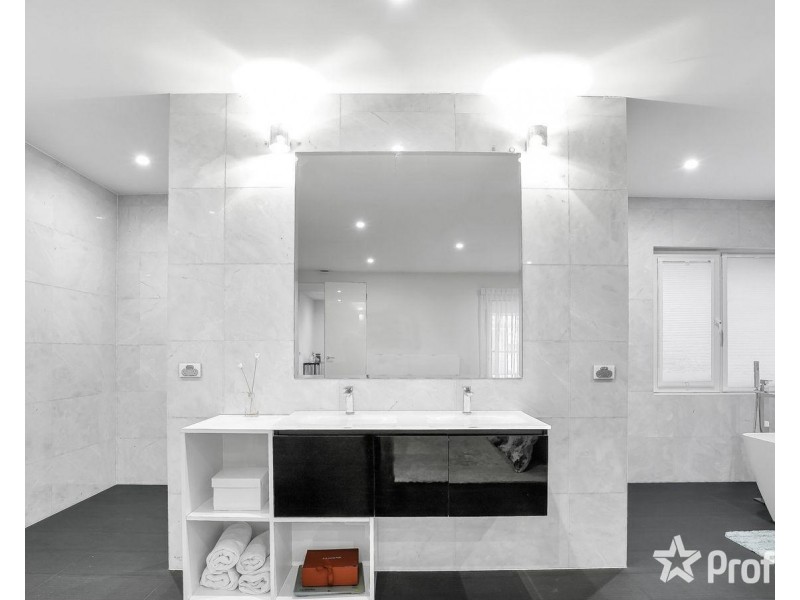 9 Liriope Green, Caroline Springs VIC 3023