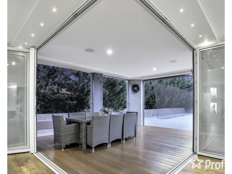 9 Liriope Green, Caroline Springs VIC 3023