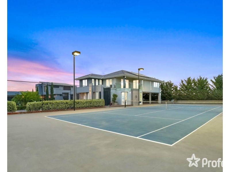 9 Liriope Green, Caroline Springs VIC 3023