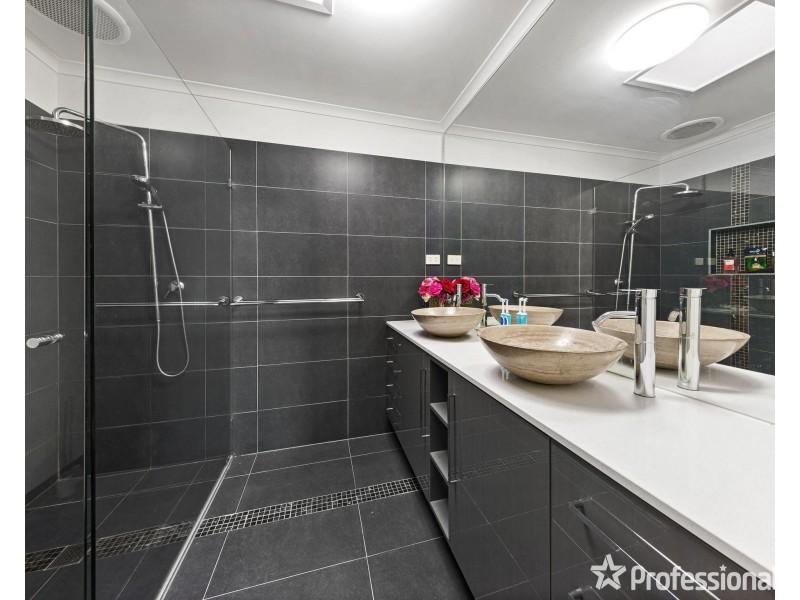 29 Drummond Street, Caroline Springs VIC 3023