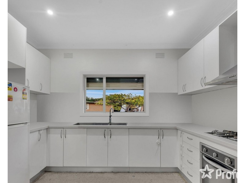 261 Main Road, St Albans VIC 3021