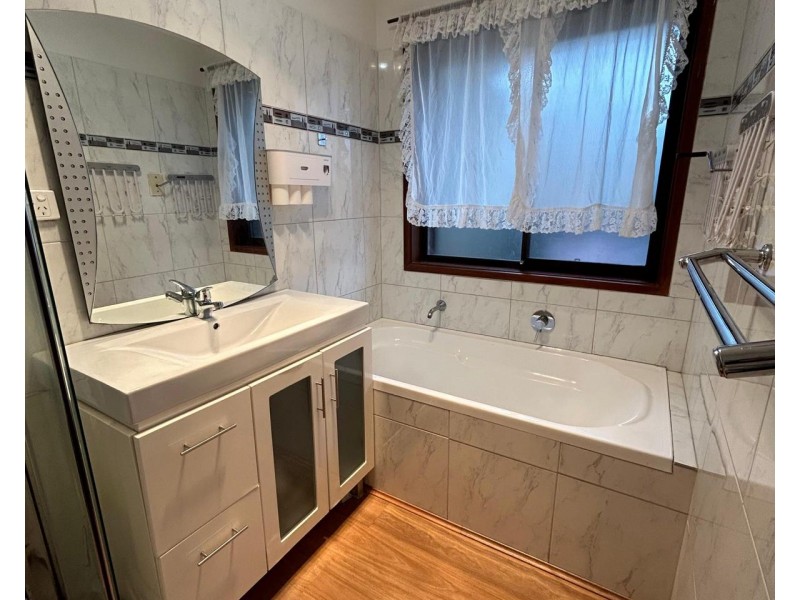 2/2 Kingfisher Court, Kings Park VIC 3021