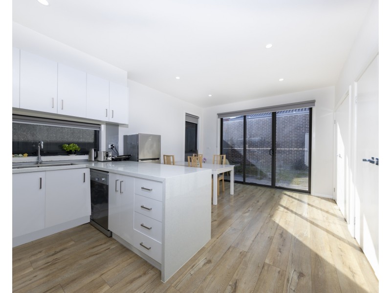 3,4,8/16-18 Curtin street, St Albans VIC 3021