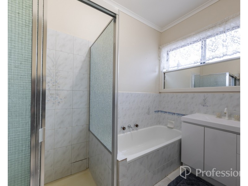 18 Elliott Street, Kings Park VIC 3021