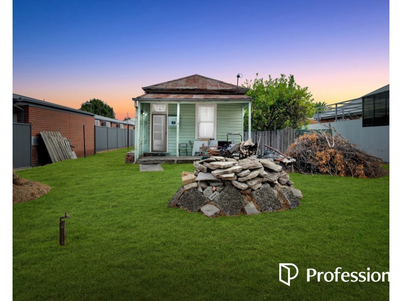 14 winifred street, St Albans VIC 3021