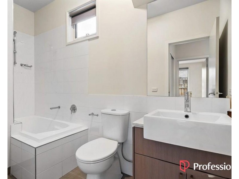 1/11 Churchill Avenue, Maidstone VIC 3012