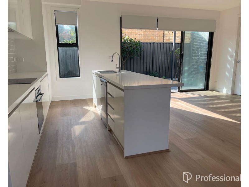 2, 3/29 Ford Avenue, Sunshine North VIC 3020