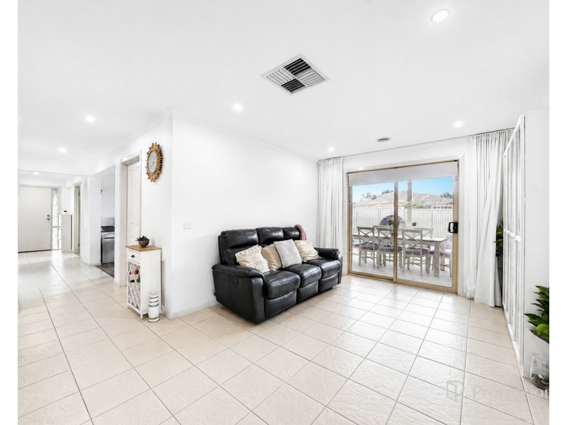 34 Cobaw Circuit, Caroline Springs VIC 3023