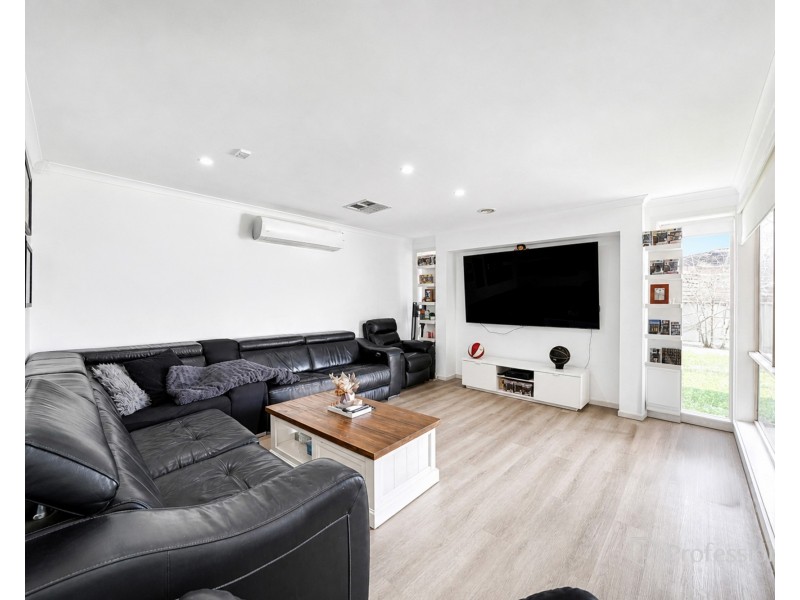 34 Cobaw Circuit, Caroline Springs VIC 3023