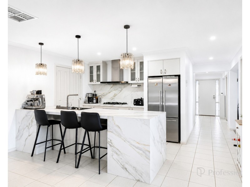 34 Cobaw Circuit, Caroline Springs VIC 3023