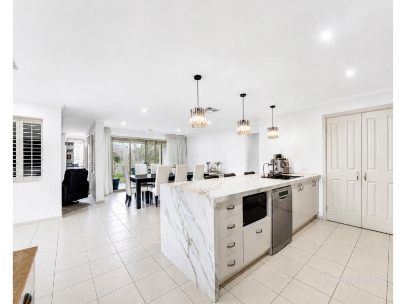 34 Cobaw Circuit, Caroline Springs VIC 3023
