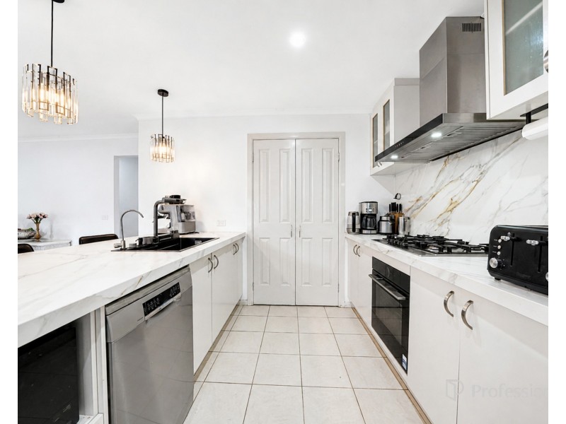 34 Cobaw Circuit, Caroline Springs VIC 3023