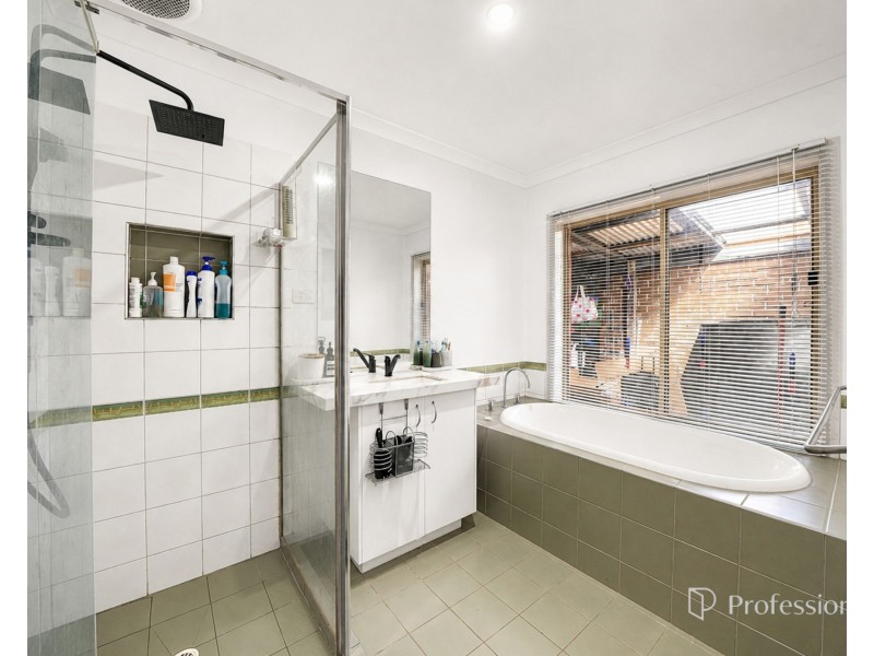 34 Cobaw Circuit, Caroline Springs VIC 3023