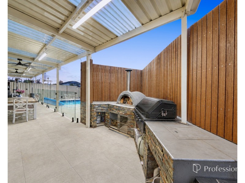 34 Cobaw Circuit, Caroline Springs VIC 3023