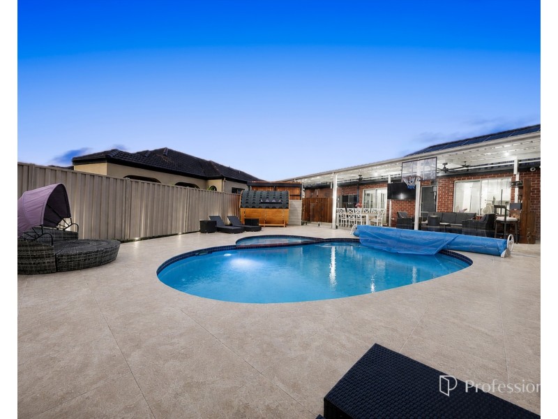 34 Cobaw Circuit, Caroline Springs VIC 3023