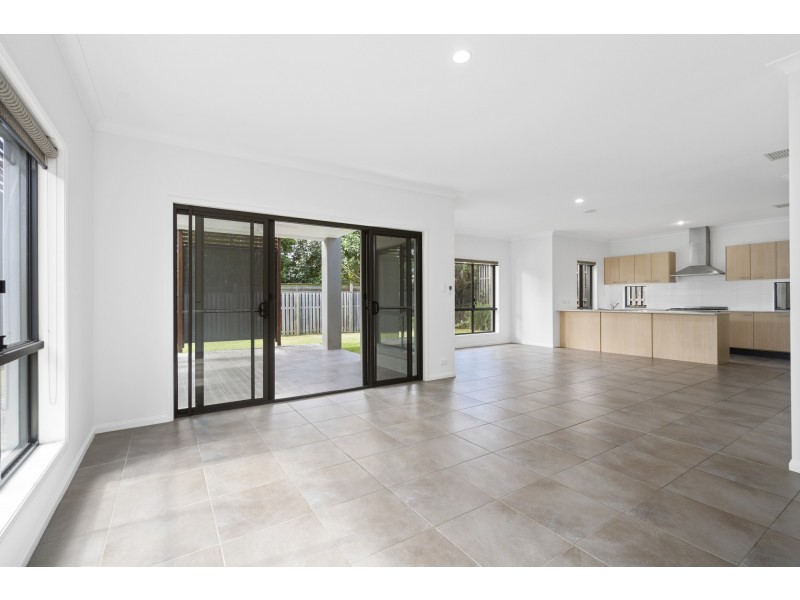 8 Cabriolet Ct, Upper Coomera QLD 4209