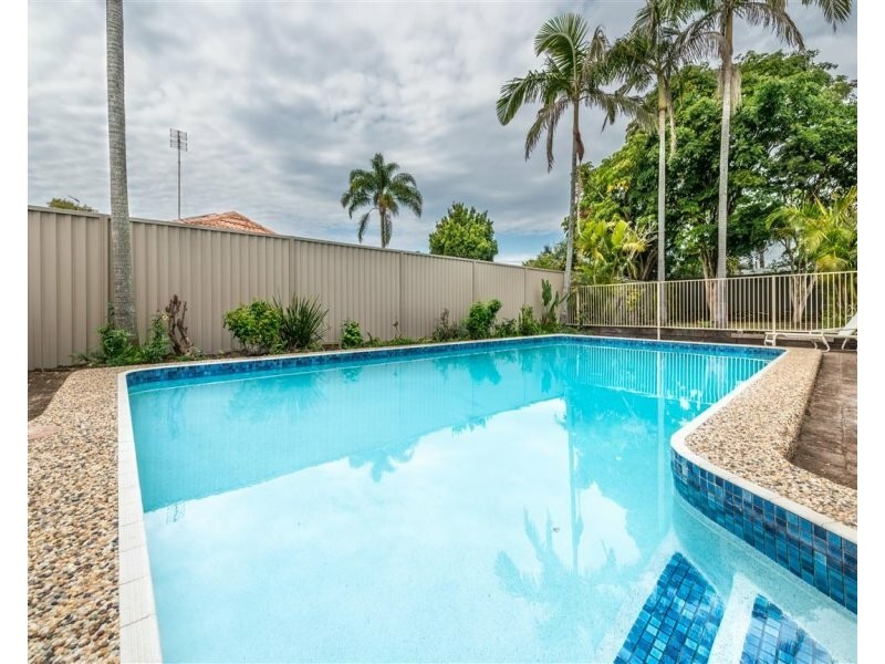 11 Koomooloo Ct, Mermaid Waters QLD 4218