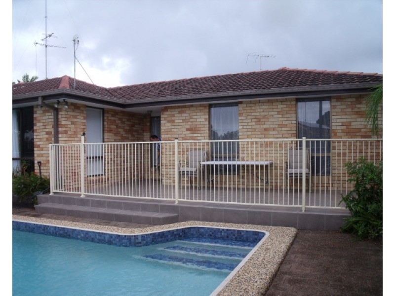 11 Koomooloo Ct, Mermaid Waters QLD 4218