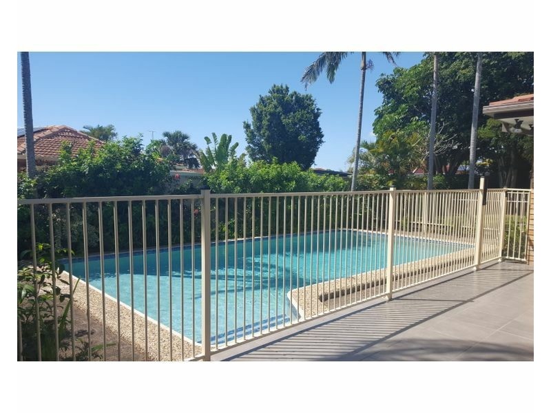 11 Koomooloo Ct, Mermaid Waters QLD 4218