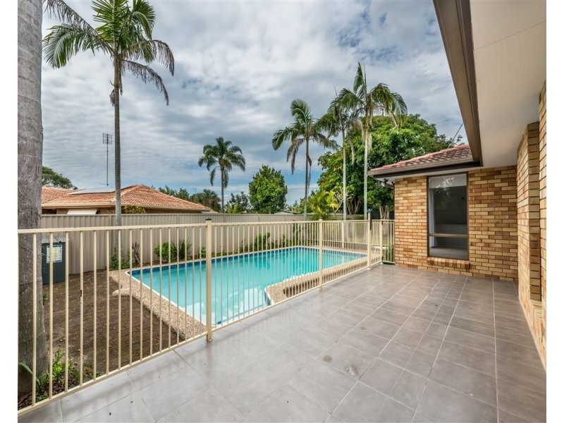 11 Koomooloo Ct, Mermaid Waters QLD 4218
