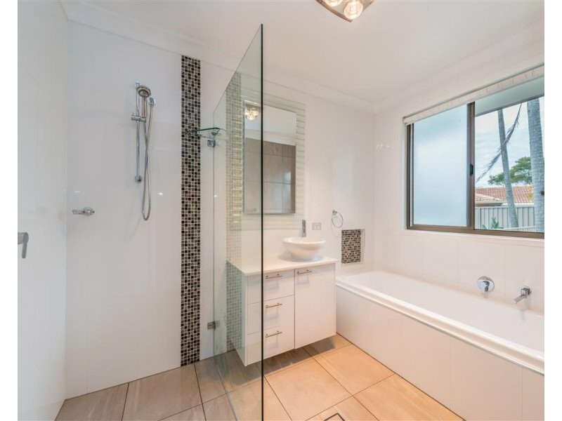 11 Koomooloo Ct, Mermaid Waters QLD 4218